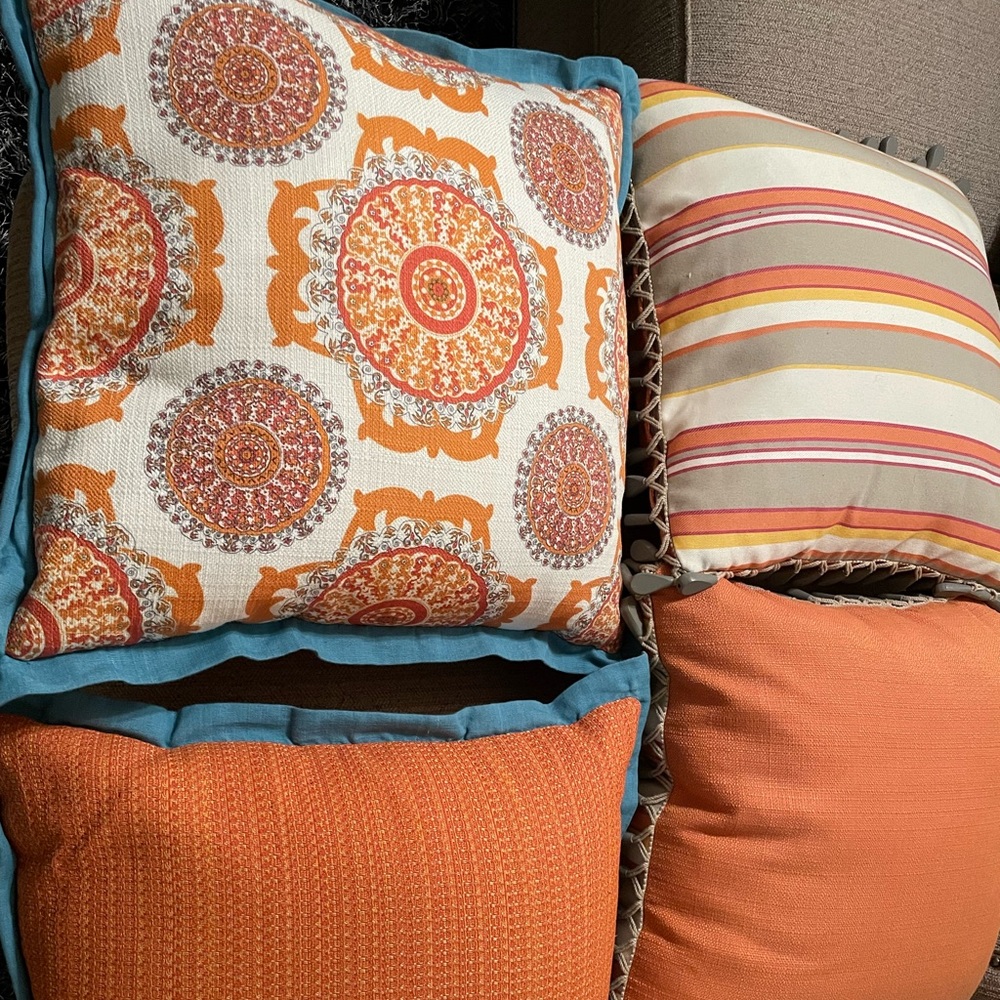 Decorative pillow set